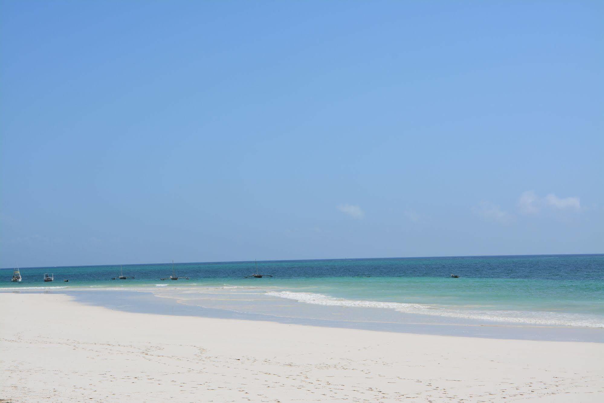 Neptune Village Beach Resort & Spa Galu ภายนอก รูปภาพ
